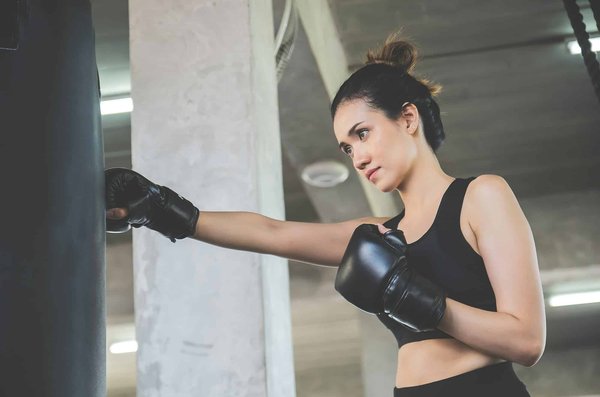 Apprenez à vous entraîner avec un sac de frappe : les exercices incontournables